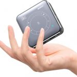 QIAOLET Mini Beamer, LED DLP Beamer Klein mit akku, 1080P Unterstützung, WiFi 6 und Bluetooth5.0, Tragbarer Projektor mit Stativ für Outdoor (Touchbedienbar)