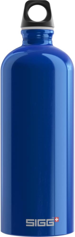 SIGG - Alu Trinkflasche - Traveller Dunkelblau - Klimaneutral Zertifiziert - Für Kohlensäurehaltige Getränke Geeignet - Auslaufsicher - Federleicht - BPA-frei - Outdoor - Dunkelblau - 1L14,30€ statt 21,95€➡️ https://www.amazon.de/dp/B00008XXX1/?tag=preisfehlerheute-21