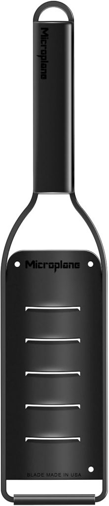 Microplane Küchenreibe Große Raspel mit Edelstahlklinge Made in USA für Parmesan, Schokolade, Trüffel & Butterflocken aus der Black Sheep Serie37,07€ statt 45,98€➡️ https://www.amazon.de/dp/B09JFX4Z98/?tag=preisfehlerheute-21