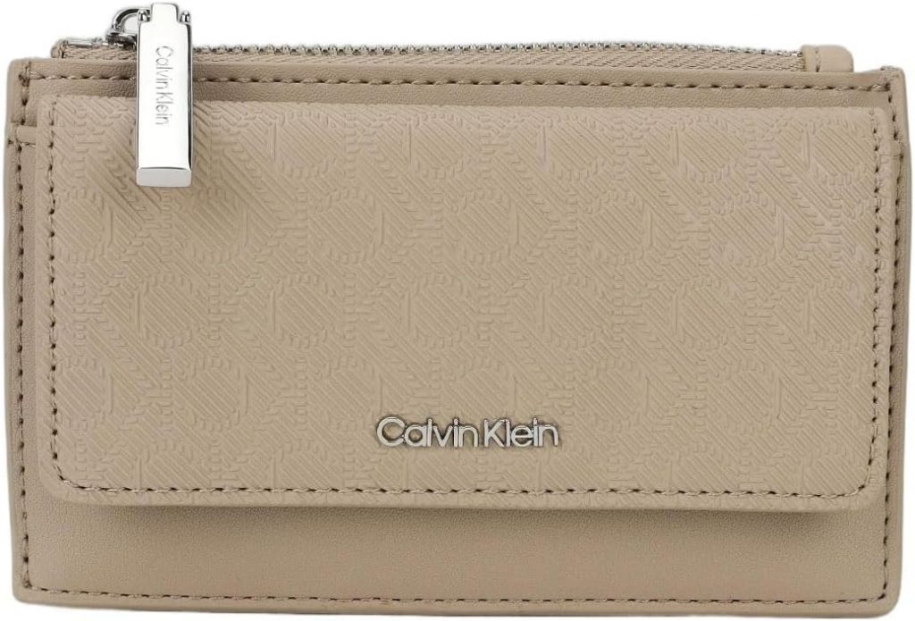 🤴 Calvin Klein Damen Kartenetui Must Flap Cardholder Mono mit Reißverschluss27,44€ statt 49,90€ - 46,00 % 🔥🚚 Verkauft durch Amazon und Versand durch Amazon24 Bewertungen: 4.7 / 5.0 ⭐️⭐️⭐️⭐️⭐️🛒 zu Amazon https://www.amazon.de/dp/B0D7D4YWM6/?amp%3Btag=preisfehlerheute-21&%3Bamp%3Bth=1&%3Bamp%3Bpsc=1&tag=preisfehlerheute-21