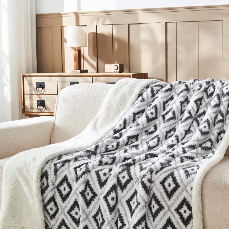 Wajade Sherpa Kuscheldecke Decke Sofa Flauschige Wohndecken Wolldecke Luxuriöse Sofadecke Weiche Decke für Bett Couch - Grau 127 * 1539.79€ ➡️ https://www.amazon.de/dp/B0DXDVB93F/?tag=preisfehlerheute-21