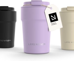 👑 LARS NYSØM Thermo Kaffeebecher to go 380ml | Travel Mug 0,38 Liter mit Isolierung | Auslaufsicherer Edelstahl Thermobecher für Kaffee und Tee unterwegs | Teebecher (Lavender Purple, 380ml)23,14€ statt 37,49€ - 39,00 % 🔥🚚 Verkauft von LARS NYSØM und Versand durch Amazon2,814 Bewertungen: 4.2 / 5.0 ⭐️⭐️⭐️⭐️🛒 zu Amazon https://www.amazon.de/dp/B0BZSX4SRP/?th=1&%3Bpsc=1&%3Btag=preisfehlerheute-21&tag=preisfehlerheute-21