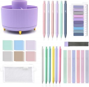 QpenguinBabies &Auml;sthetisches Schulmaterial, um 360 &deg; drehbarer Bleistifthalter, Textmarker, Kugelschreiber, Druckbleistift, Haftnotizen, Register, Federm&auml;ppchen f&uuml;r B&uuml;ro, Schule und Zuhause (Purple)2.99&euro; statt 13.99&euro;➡️ https://www.amazon.de/dp/B0DSGXFMQM/?tag=preisfehlerheute-21