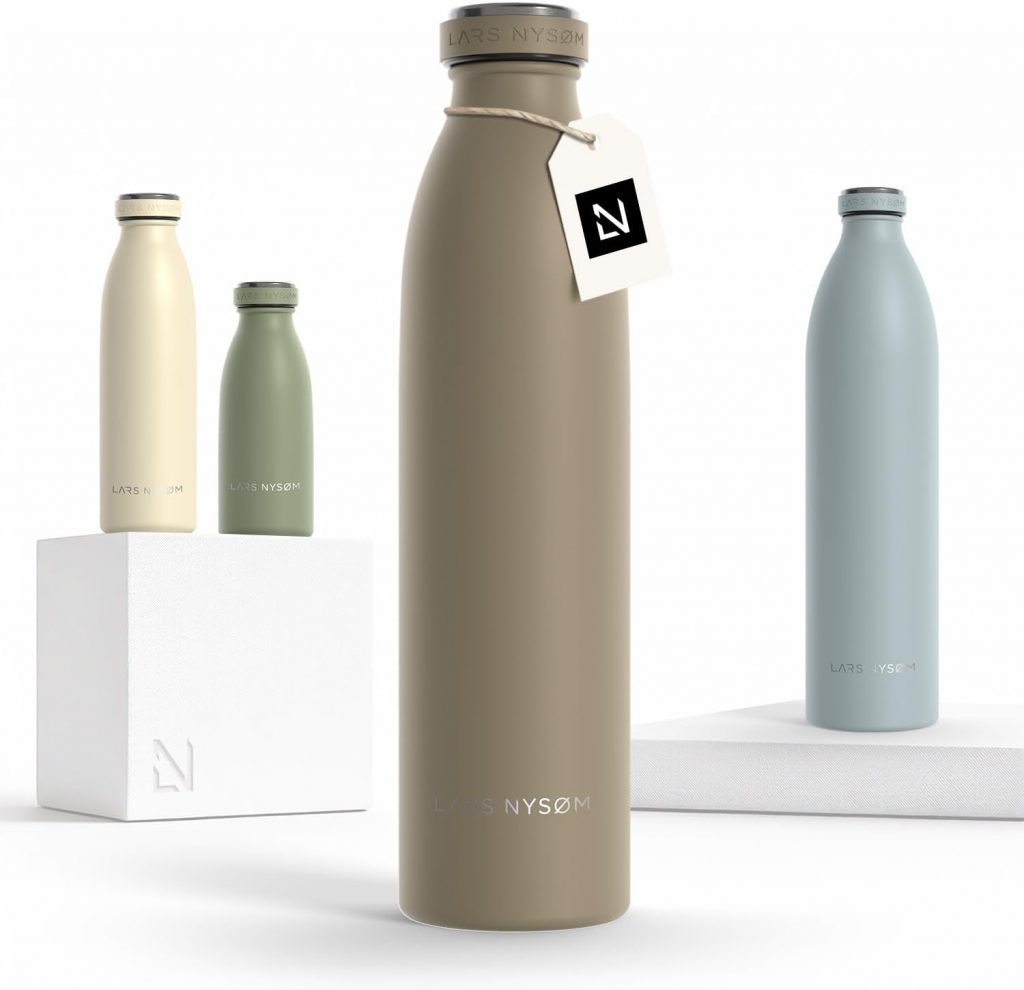 LARS NYSØM Edelstahl Trinkflasche 350ml, 500ml, 750ml, 1L, 1 5 liter | Thermosflasche Kohlensäure geeignet | Auslaufsichere Wasserflasche für Sport, Outdoor, Schule (Taupe Brown, 750ml)25,49€ statt 37,49€➡️ https://www.amazon.de/dp/B0BQJRMV22/?tag=preisfehlerheute-21