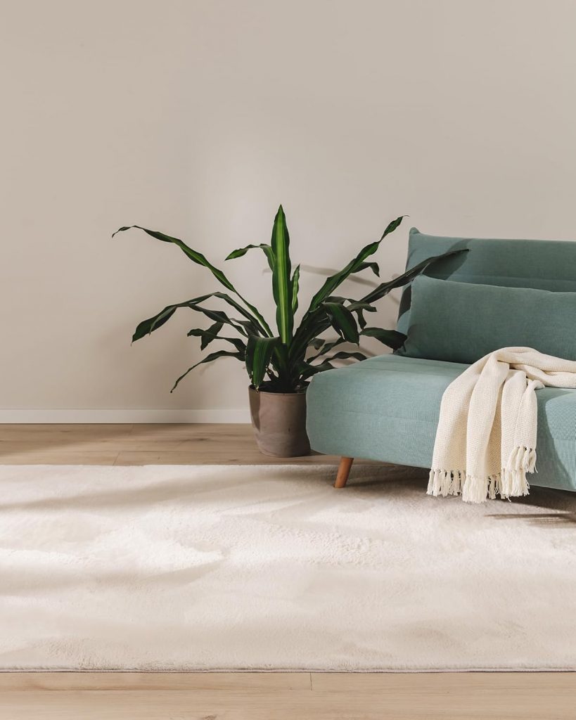 benuta Basic Kunstfaser Fellteppich Furry – Beige 140×200 cm – Weicher Wohnzimmerteppich – Anti-Rutsch-Rückseite – Waschbar – Für Fußbodenheizung geeignet