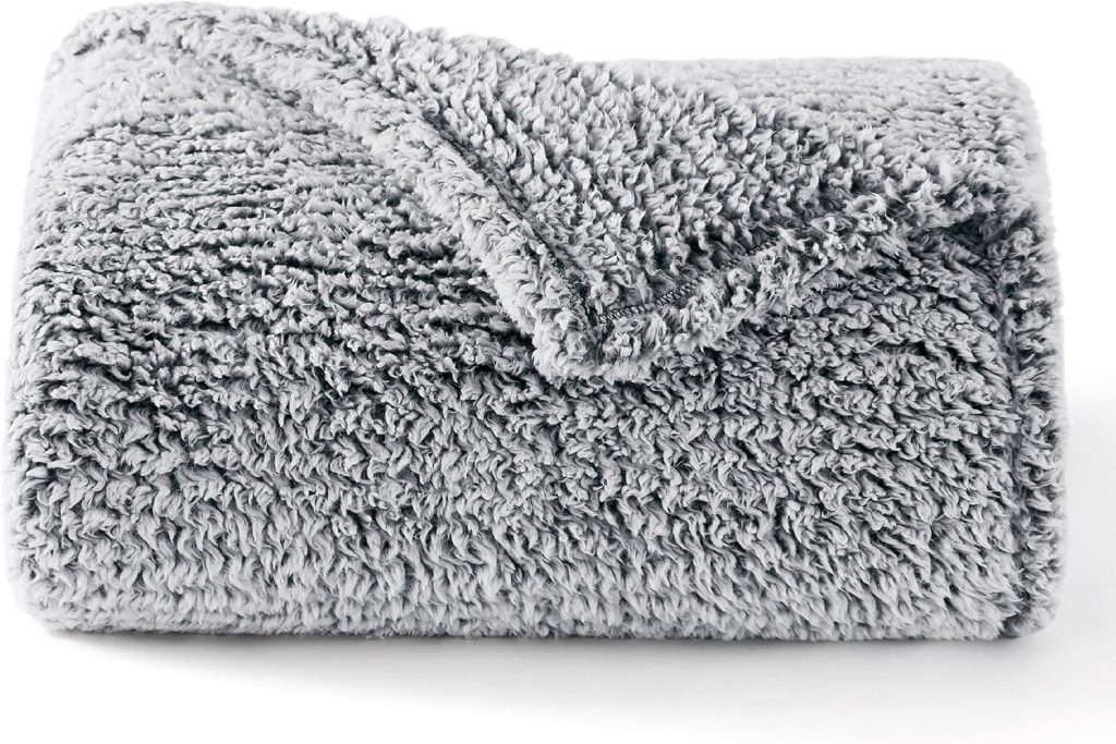 BEDSURE Decke Sofa Kuscheldecke Flauschig Grau &ndash; Warm Sherpa Sofa&uuml;berwurf Winter Decke, Dicke Couchdecke, 150&times;200 cm XL Flauschige Wohndecke f&uuml;r Couch17.99&euro; 2&times; in den Warenkorb 🧺➡️