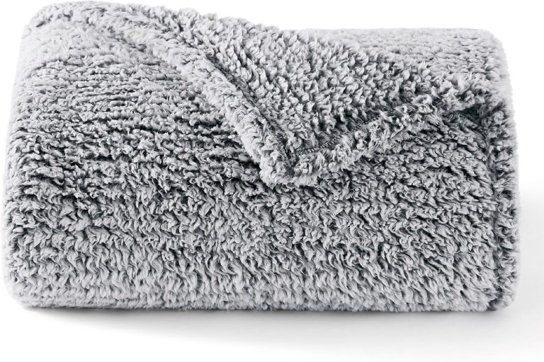 BEDSURE Decke Sofa Kuscheldecke Flauschig Grau - Warm Sherpa Sofaüberwurf Winter Decke, Dicke Couchdecke, 150x200 cm XL Flauschige Wohndecke für Couch17.99€ 2× in den Warenkorb 🧺➡️ https://www.amazon.de/dp/B0978SHYH6/?tag=preisfehlerheute-21