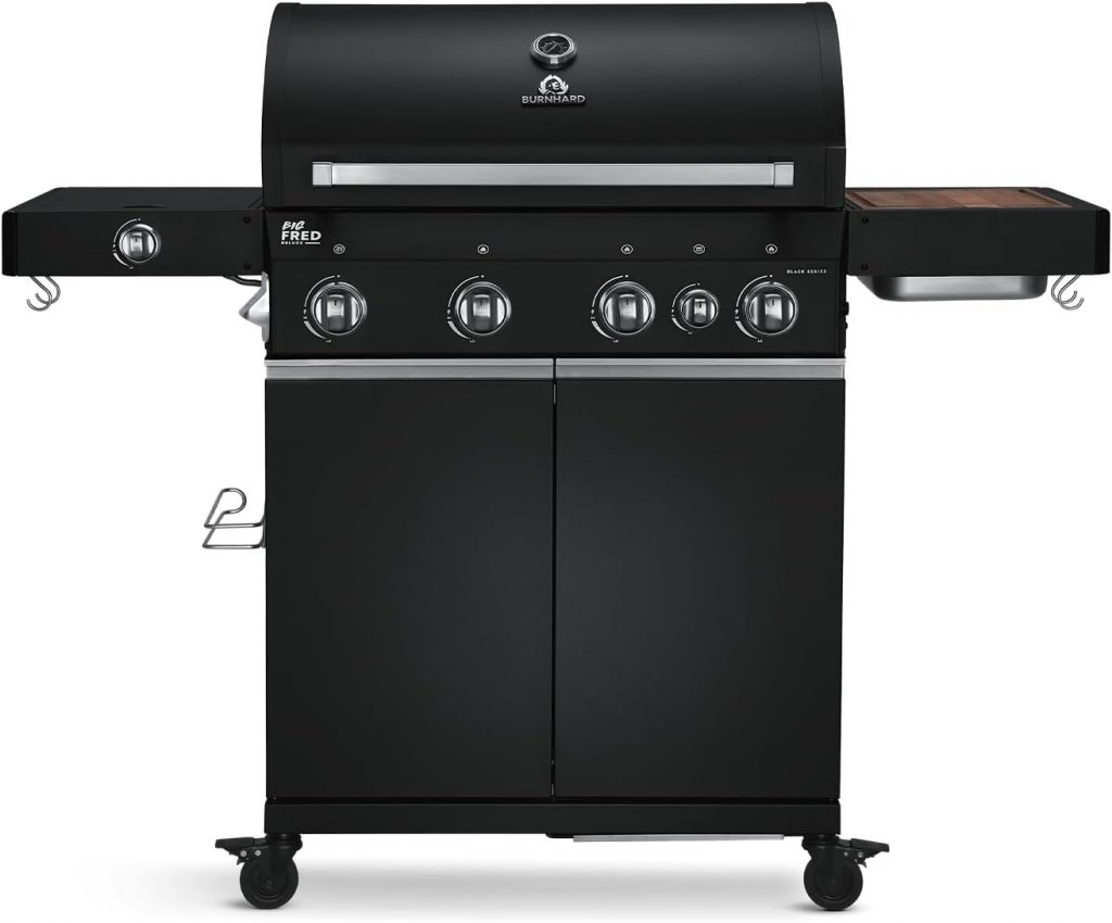 BURNHARD® Gasgrill 4-Brenner inkl. BACKBURNER, 900°C Infrarot-Keramikbrenner, Seitenkochfeld, Gusseisenrost, Abdeckhaube, Schwarz – Big FRED Deluxe719,20€ statt 899,00€➡️ https://www.amazon.de/dp/B0FWKWHJ1X/?tag=preisfehlerheute-21