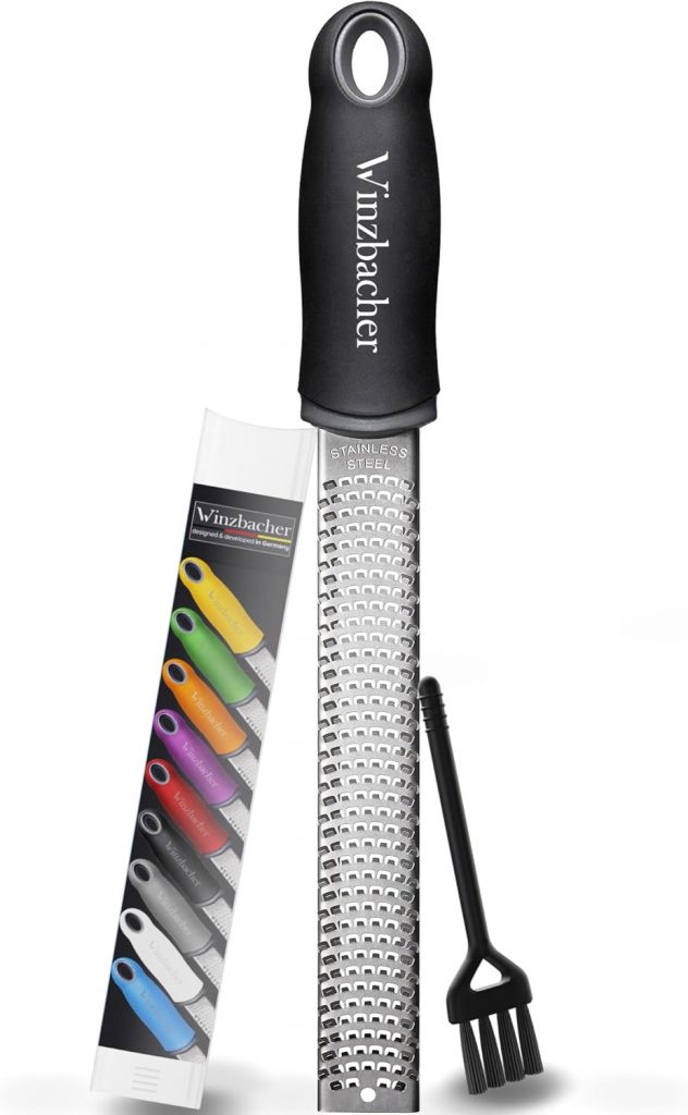 🤴 Premium Zester Reibe I Parmesanreibe, Zitronenreibe, Muskatnuss Reibe, Ingwerreibe u.v.m. I rasiermesserscharfe Edelstahl Klinge I Spülmaschinenfest I inkl. Schụtz & Reinigungsbürste16,95€ statt 21,95€ - 23,00 % 🔥🚚 Verkauft von Winzbacher und Versand durch Amazon7,693 Bewertungen: 4.8 / 5.0 ⭐️⭐️⭐️⭐️⭐️🛒 zu Amazon https://www.amazon.de/dp/B078RD2H8R/?amp%3Btag=preisfehlerheute-21&%3Bamp%3Bth=1&%3Bamp%3Bpsc=1&tag=preisfehlerheute-21