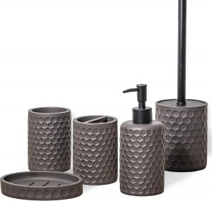 👑 ZCCZ Badezimmer Set &ndash; 5 Teile &ndash; Badezimmer Organizer mit Toilettenb&uuml;rste, Zahnb&uuml;rstenhalter, Seifenspender, Seifenschale &ndash; Edle Badezimmer Deko, geometrisches Hexagon-Muster, Bronze12,99&euro; statt 26,38&euro; - 51,00 % 🔥🚚 Verkauft von ZCCZ DE und Versand durch Amazon897 Bewertungen: 4.4 / 5.0 ⭐️⭐️⭐️⭐️🛒 zu Amazon https://www.amazon.de/dp/B09MLG6GZ4/?th=1&amp%3Bpsc=1&amp%3Btag=preisfehlerheute-21&tag=preisfehlerheute-21