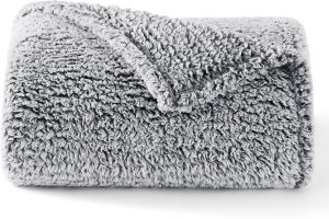👑 BEDSURE Decke Sofa Kuscheldecke Flauschig Grau - Warm Sherpa Sofa&uuml;berwurf Winter Decke, Dicke Couchdecke, 150x200 cm XL Flauschige Wohndecke f&uuml;r Couch12,99&euro; statt 25,99&euro; - 51,00 % 🔥🚚 Verkauft von Bedsure EU und Versand durch Amazon2,489 Bewertungen: 4.6 / 5.0 ⭐️⭐️⭐️⭐️⭐️🛒 zu Amazon https://www.amazon.de/dp/B0978SHYH6/?th=1&amp%3Bpsc=1&amp%3Btag=preisfehlerheute-21&tag=preisfehlerheute-21