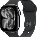 Apple Watch Series 11 GPS 42 mm Smartwatch mit Aluminiumgehäuse in Diamantschwarz und Sportarmband in Schwarz (S/M). Schlafindex, Fitnesstracker, Gesundheitstracking, Always-On Display, Wasserschutz