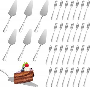 HOCUCHELAND Tortenheber Edelstahl Set, 6 Stück Kuchenschaufel mit 30 Stück Kuchengabeln, Kuchenmesser mit Gezackten Kanten, Tortenschaufel für Küchen Partys Restaurants3.59€ ➡️ https://www.amazon.de/dp/B0FQ4NM4TL/?tag=preisfehlerheute-21