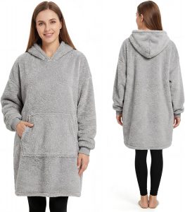 Qutool Hoodie Decke mit &Auml;rmeln und Kuscheldecke, Weich Warm Tragbare Decke zum Anziehen f&uuml;r Erwachsene, Kuschelpullover als Geschenke f&uuml;r Frauen, M&uuml;tter, 95x85 cm, Grau9.99&euro; ➡️ https://www.amazon.de/dp/B0FQB3T3G8/?tag=preisfehlerheute-21