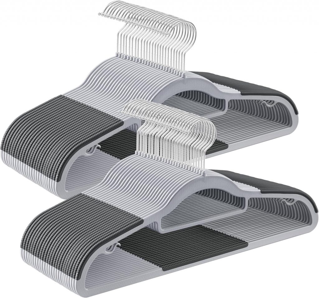 SONGMICS Kleiderbügel 50er Set, Bügel aus Kunststoff, rutschfest, platzsparend, Dicke 0,5 cm, 42 cm lang, um 360° drehbarer Haken in Silber, hellgrau-dunkelgrau CRP20G